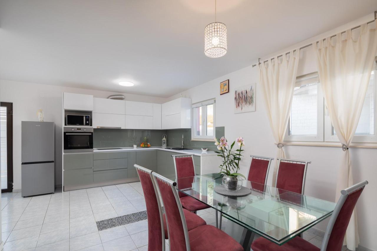 Solaris Holiday Home - Private Pool Stanici Bagian luar foto
