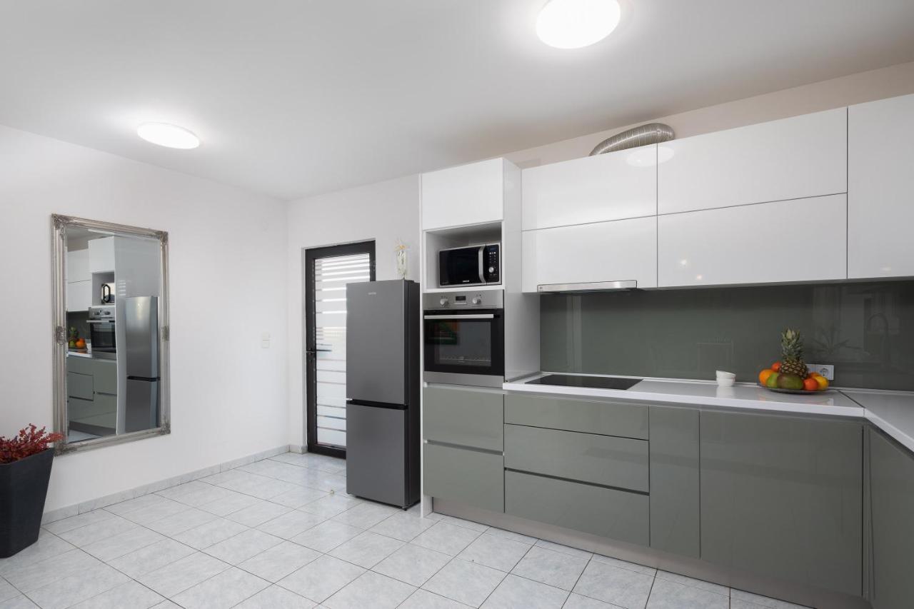 Solaris Holiday Home - Private Pool Stanici Bagian luar foto